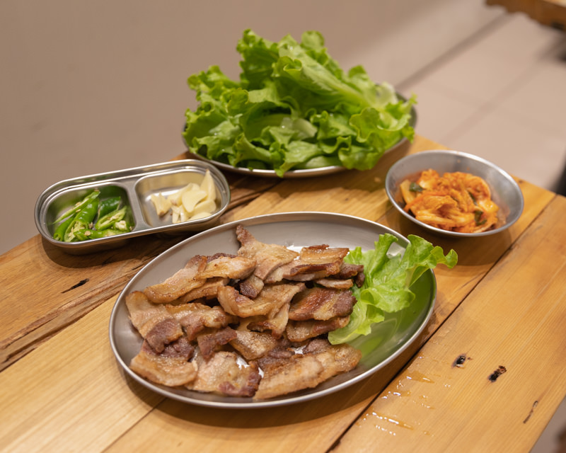 新竹美食「東門市場4.8坪韓式料理」必吃韓式拌飯、魚板串、海鮮煎餅