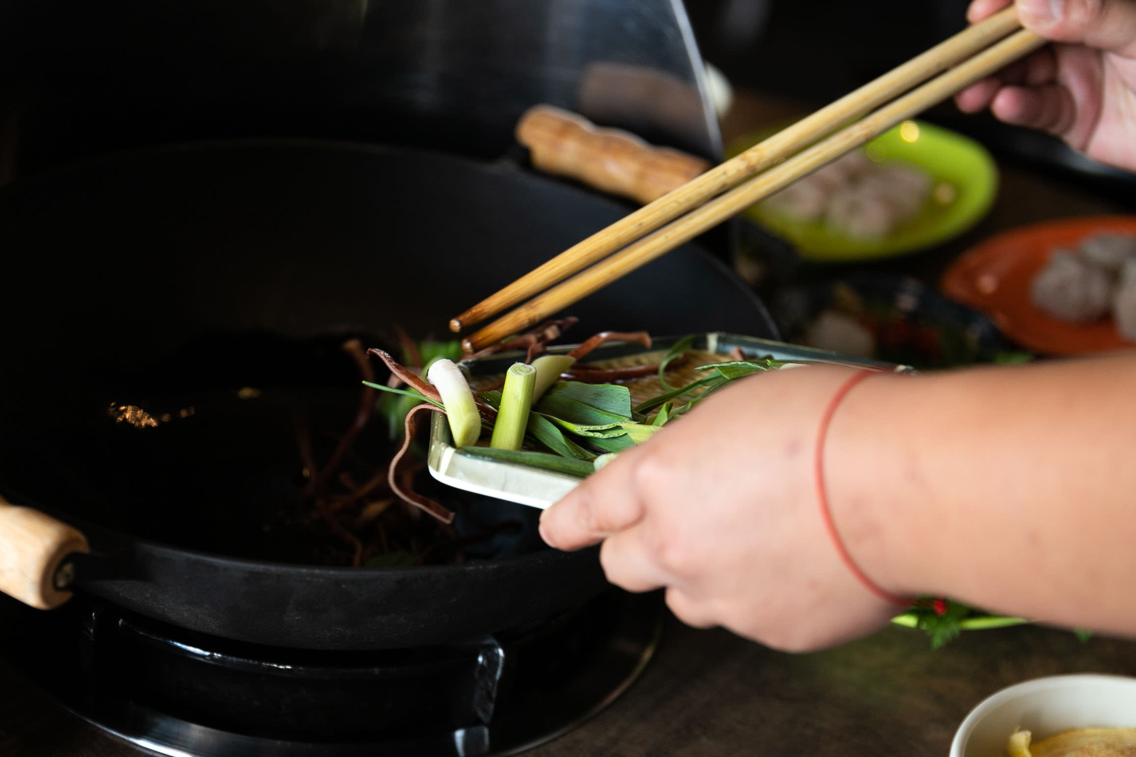 新竹美食｜韋爐復刻食鍋 復古氣氛中享受現炒石頭火鍋