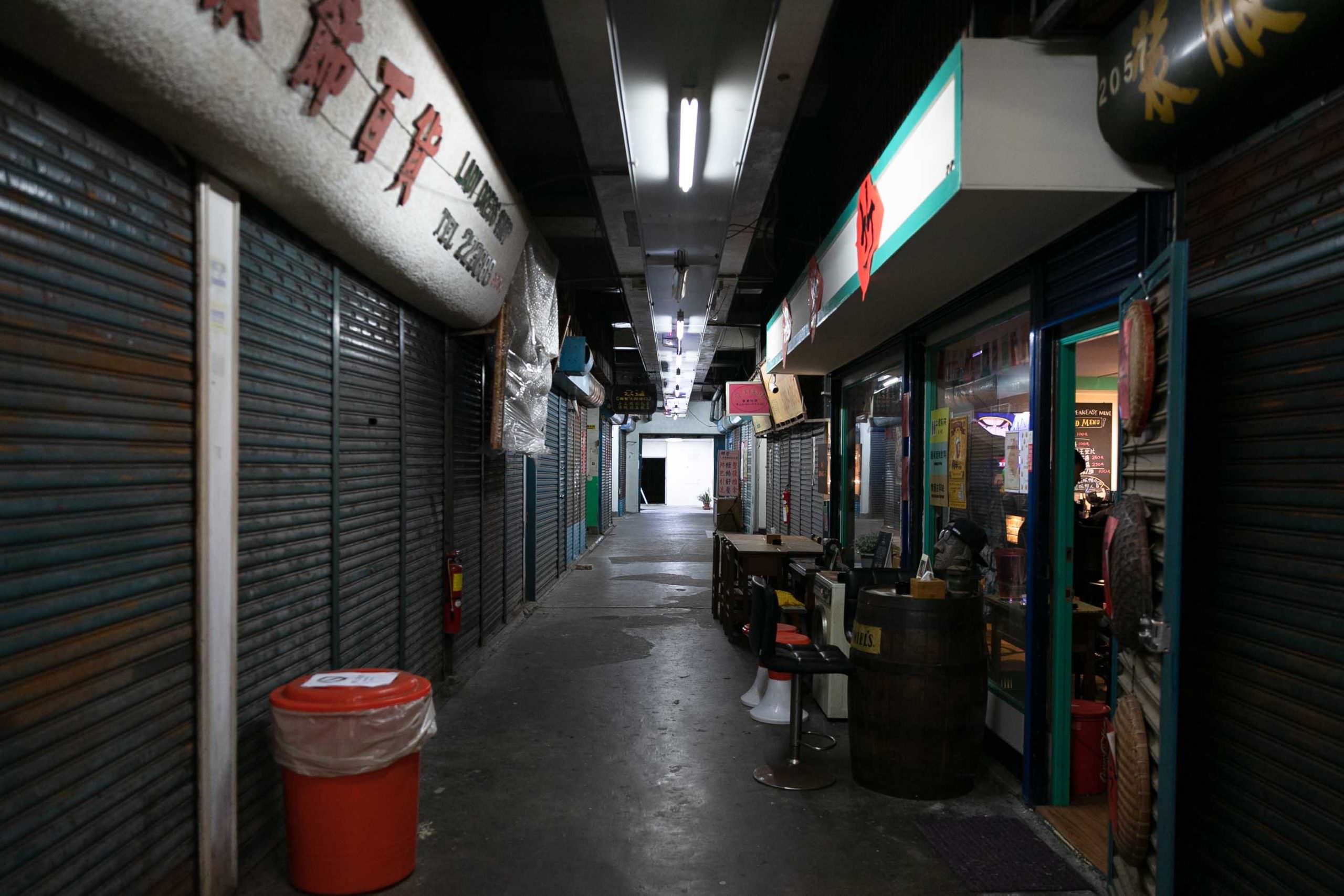 新竹酒吧｜ BAR SPEAKEASY MINI 禁酌令  由東門市場為入口，一起穿越時空至回憶裡的柑仔店。