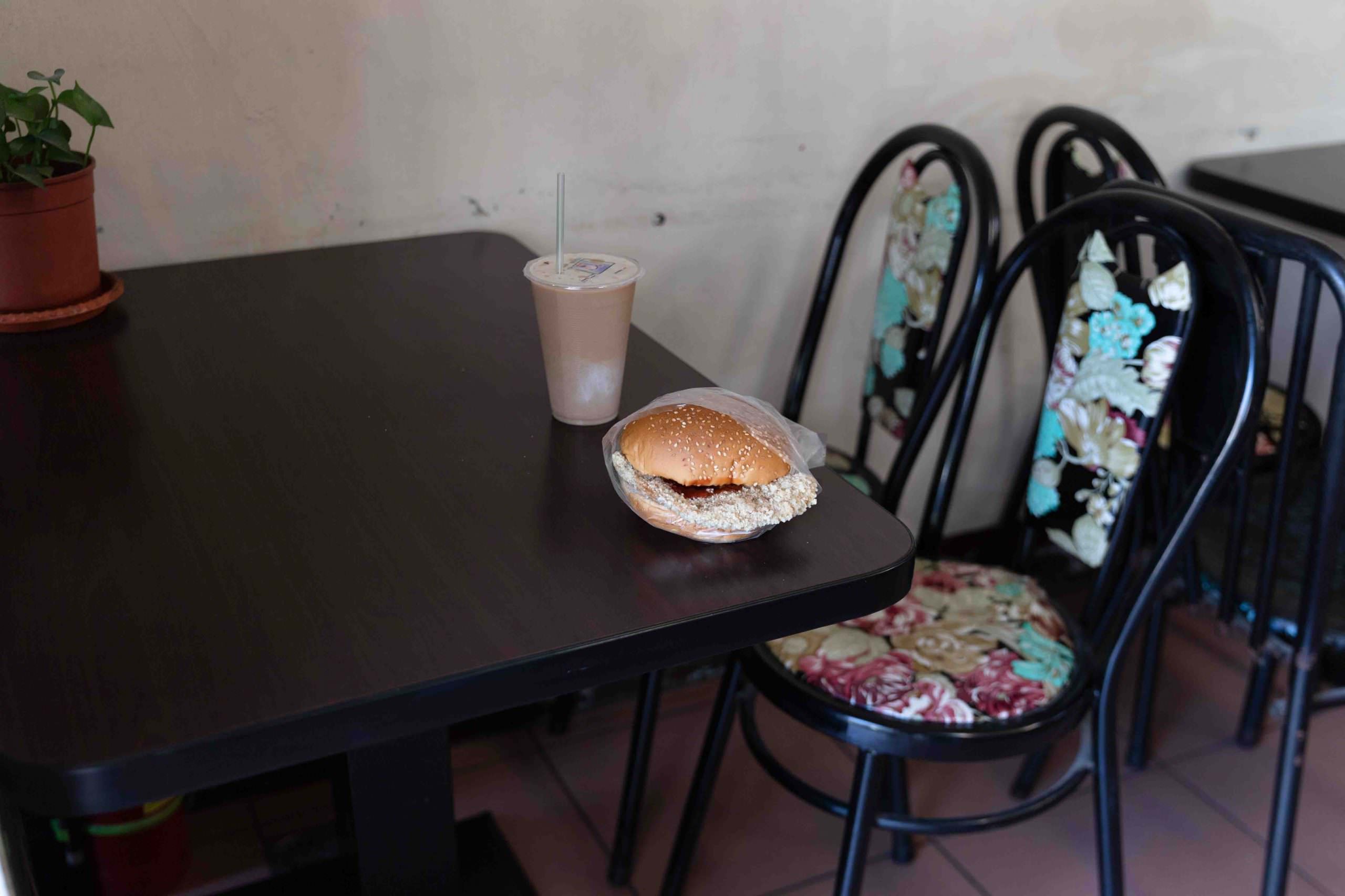 新竹美食｜夏一跳  在地人最愛超大雞排漢堡，來杯大冰奶的滋味。