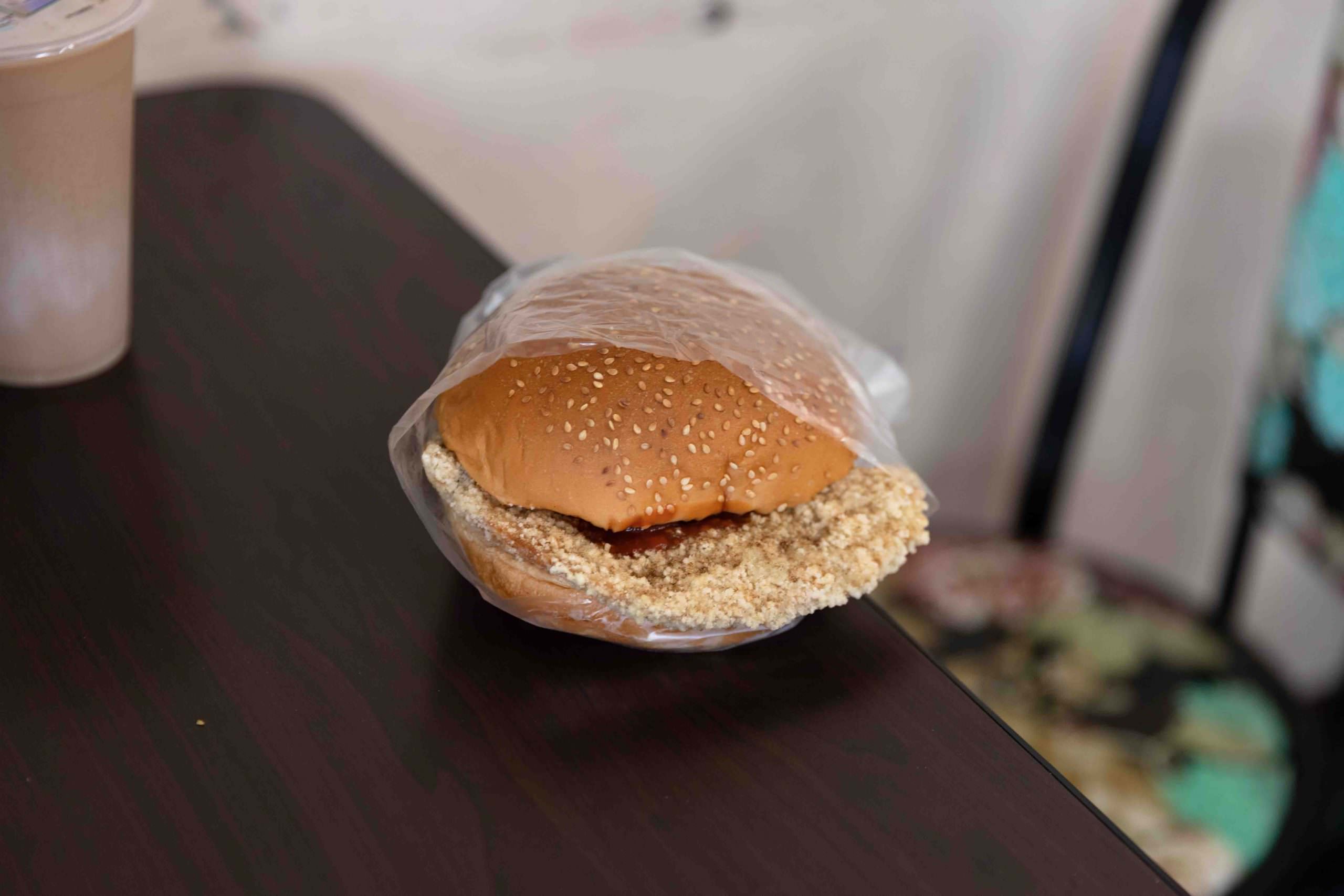 新竹美食｜夏一跳  在地人最愛超大雞排漢堡，來杯大冰奶的滋味。