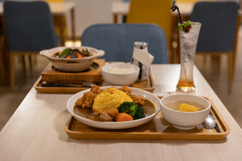 新竹美食-私嚐の吃飯，寵物友善餐廳、 穿上禮服的咖喱螺旋蛋包飯。