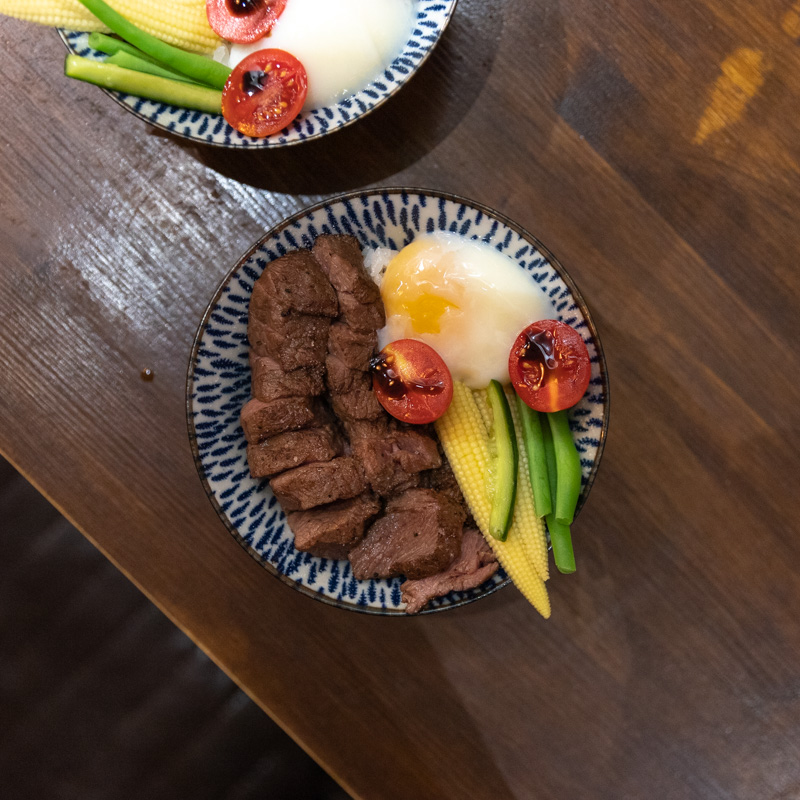 硬派主廚的軟嫩料理｜新竹｜東門市場 來吃肉肉囉！享受舒肥牛排蓋飯大餐。