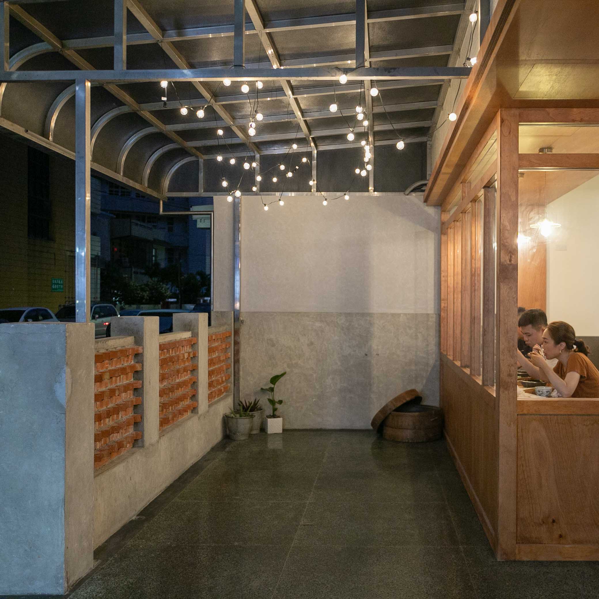 新竹美食-尋光小路，販售台日混合定食、烏龍麵、義大利麵、串燒，巷弄裡的宵夜文青小店。