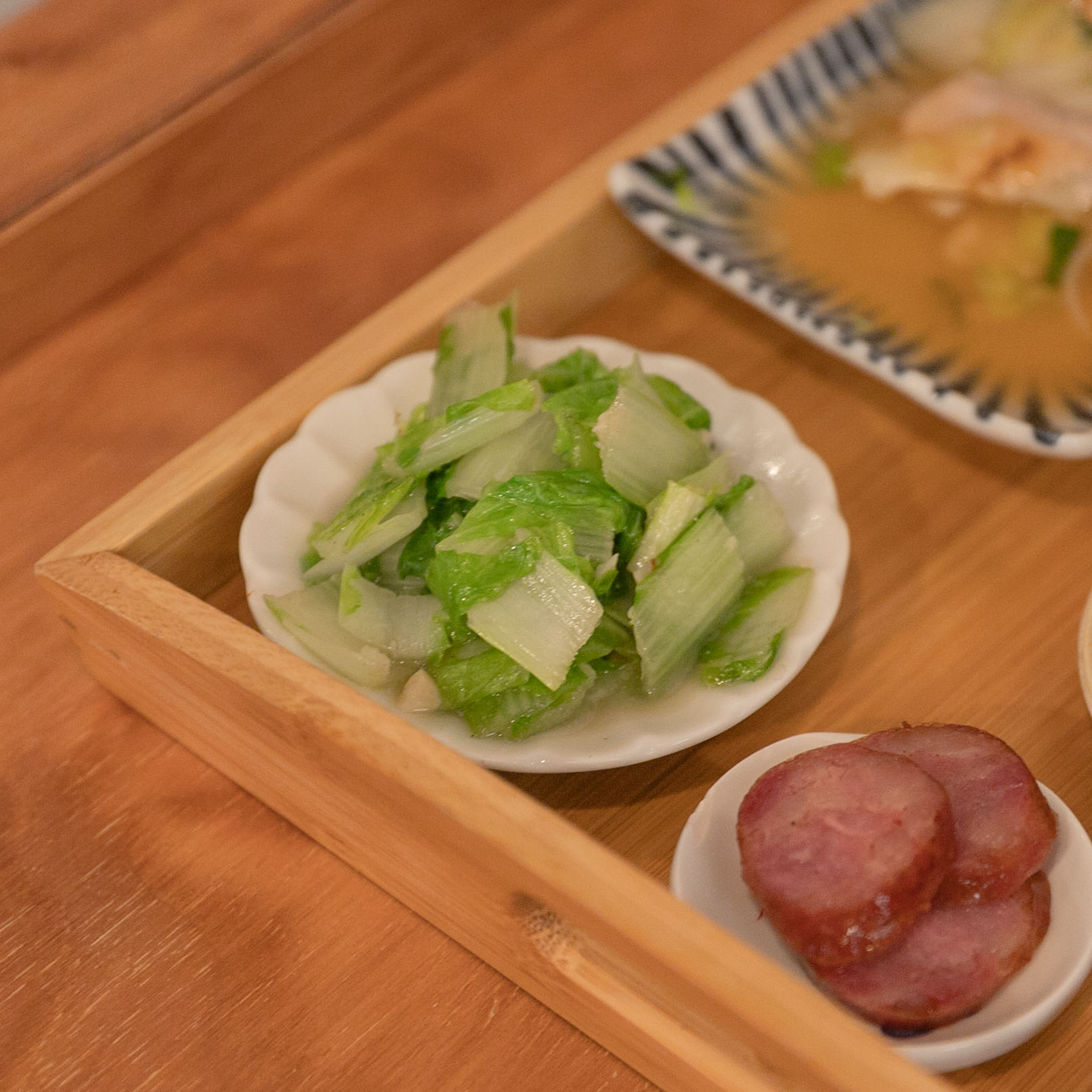 新竹美食-尋光小路，販售台日混合定食、烏龍麵、義大利麵、串燒，巷弄裡的宵夜文青小店。