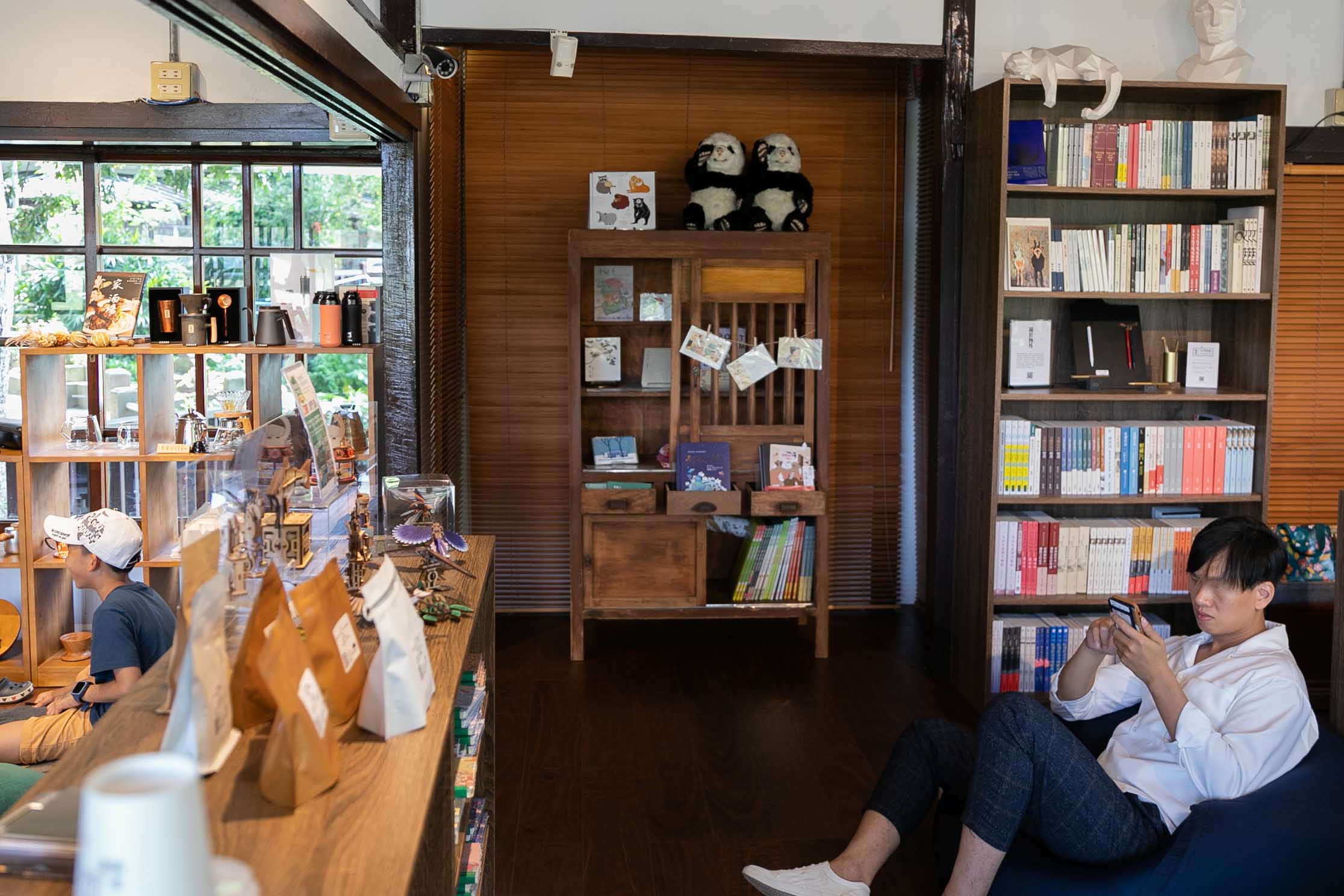閱樂書店 x 飲咖啡｜新竹｜咖啡廳 湖畔生活系列，日式建築外帶咖啡吧。