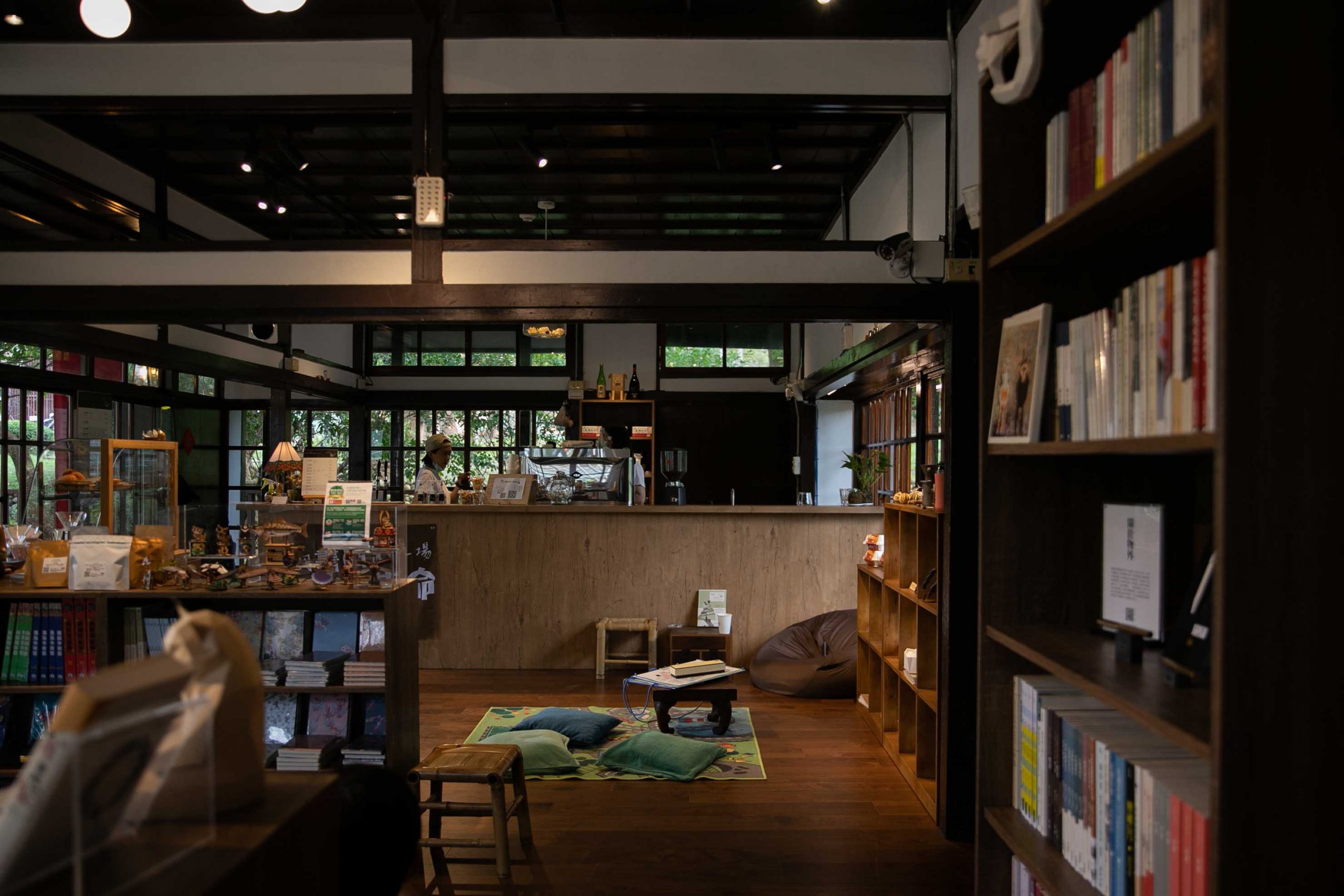 閱樂書店 x 飲咖啡｜新竹｜咖啡廳 湖畔生活系列，日式建築外帶咖啡吧。