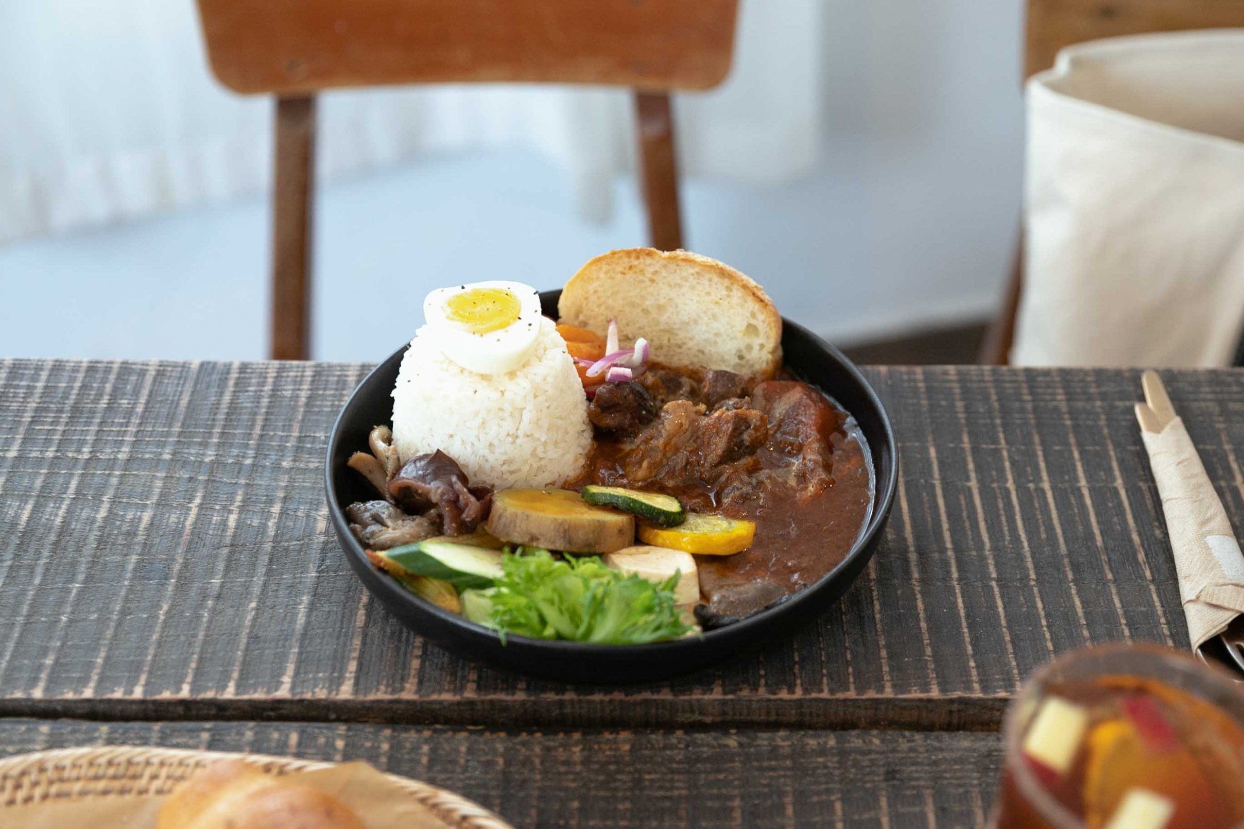 Hidden off｜新竹咖啡廳 早午餐推薦 菜單新改版 迷人巷弄裡的麵包香，逛完大遠百的甜點下午茶。