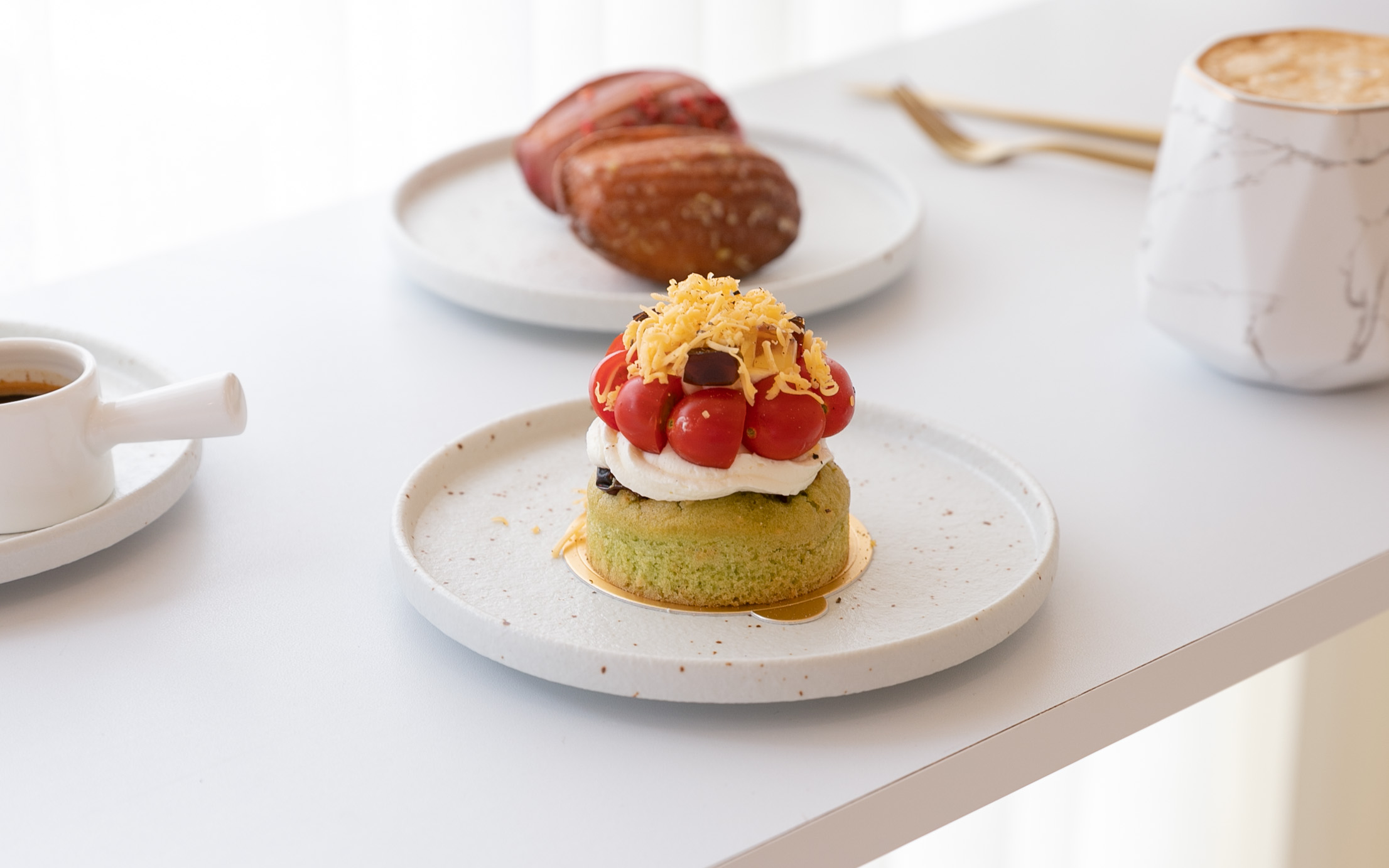 新竹美食｜葵沐 Cremeux 法式手工甜點 在糕點櫃裡，屬於藍帶甜點師的藝術品。