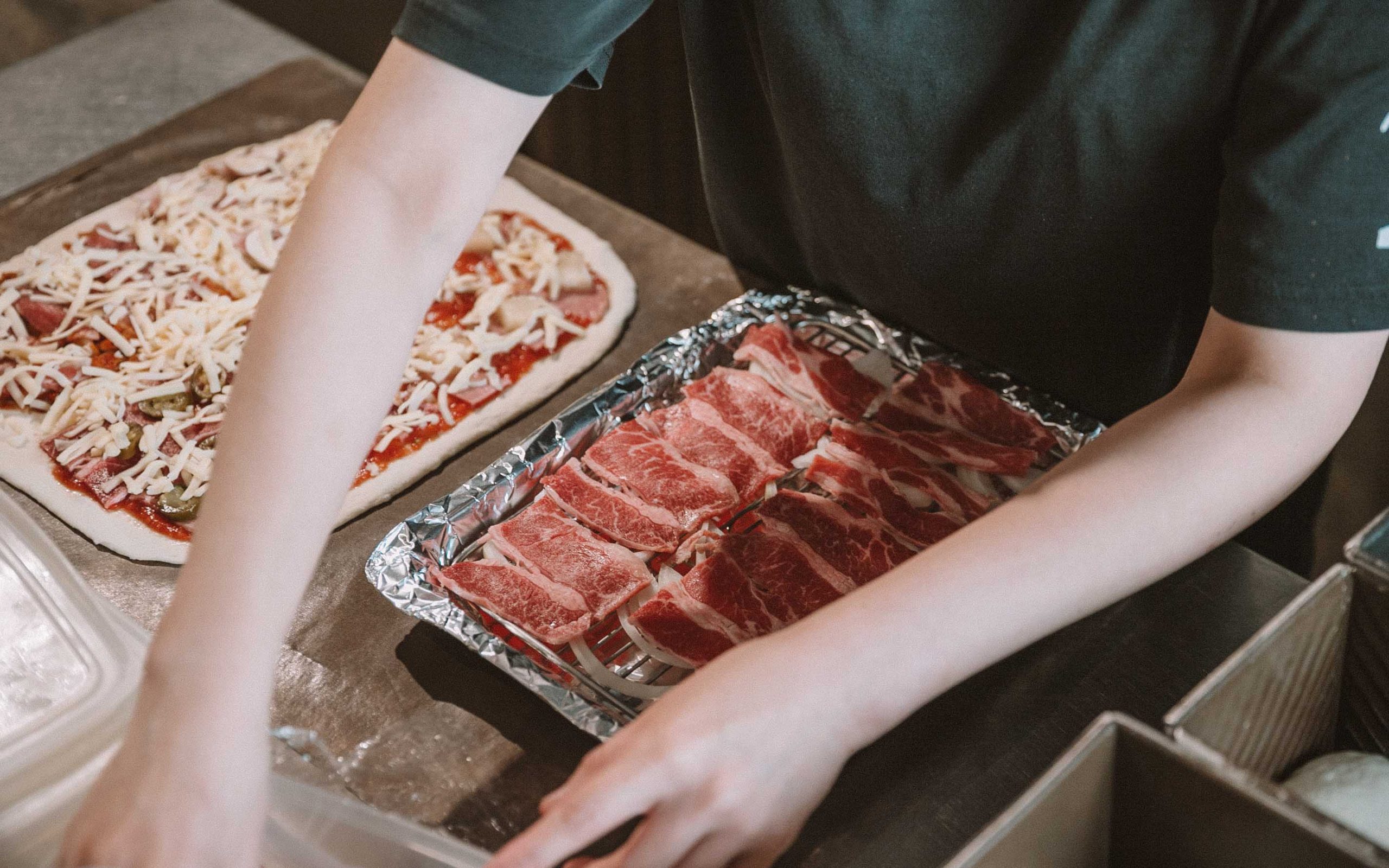 新竹美食｜窯食 在地人的窯烤 Pizza 口袋名單，細細品嚐職人手工柴窯果香的原味。