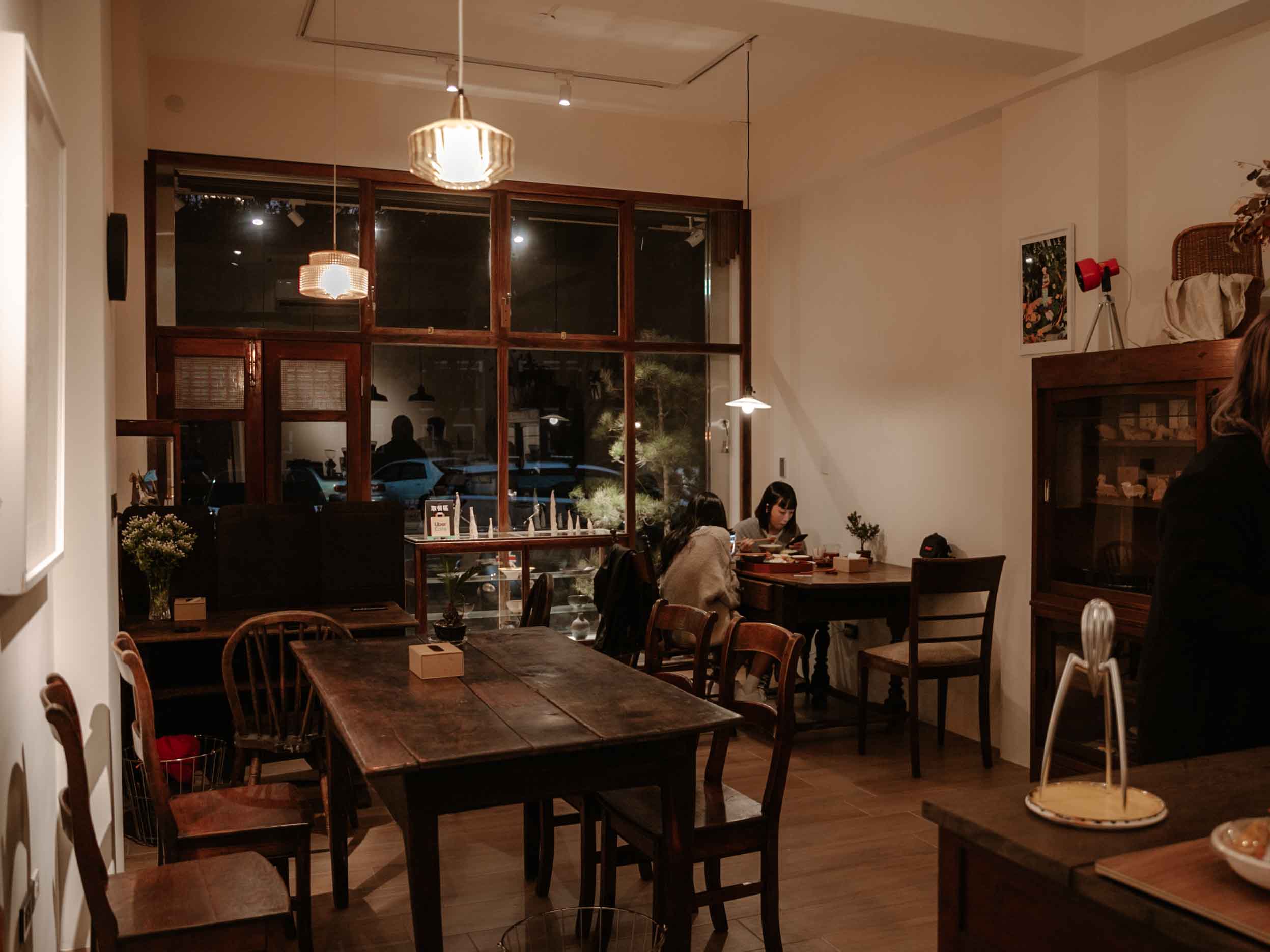 新竹美食｜無恙蔬食咖啡廳 像是來到藝文展覽空間，滿足視覺與味覺的享受。