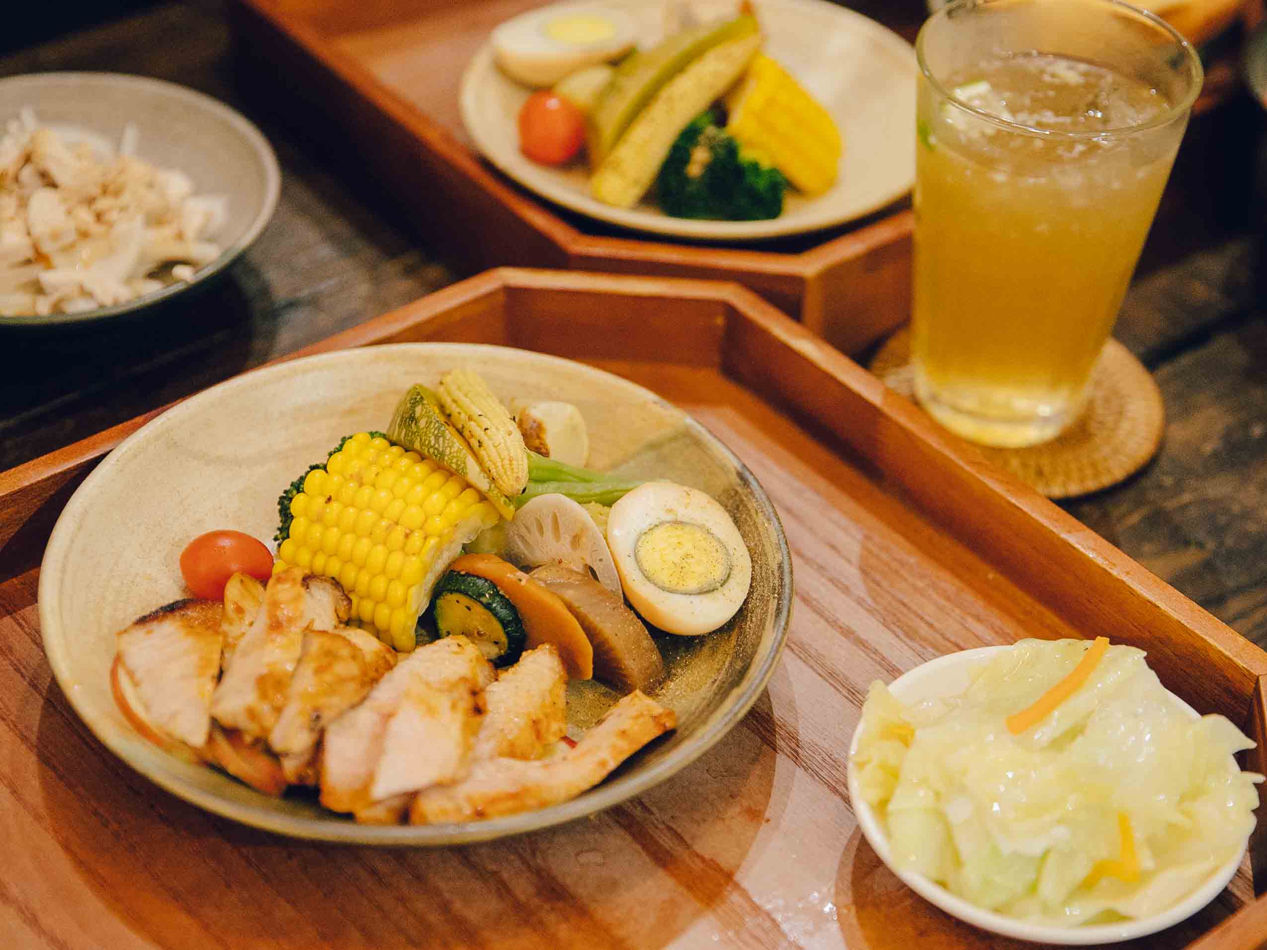 新竹美食｜無恙蔬食咖啡廳 像是來到藝文展覽空間，滿足視覺與味覺的享受。
